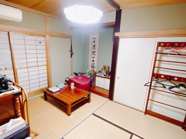 【中古戸建】高崎市中尾町の和室|■2階和室｜意外と場所をとるアイロンがけや、お洗濯物を畳むときにも広々と使うことができ、ちょっと一休みしたいとき、すぐに横になれるのも魅力です♪