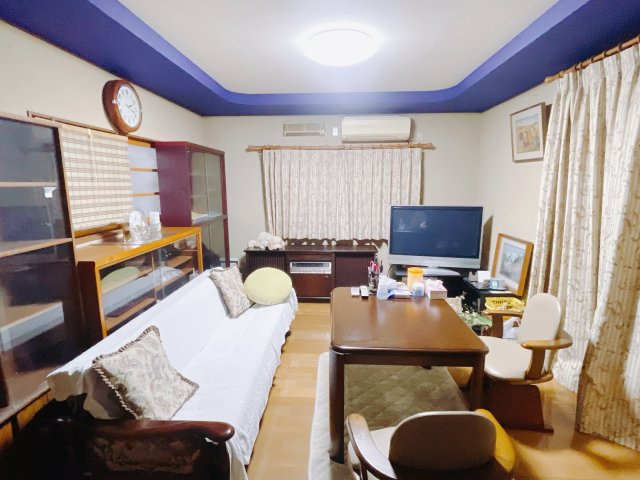 【中古戸建】高崎市中尾町の居間・リビング|■リビング｜陽当たり良好のリビングダイニング♪賃貸では叶わなかった、お友達とのホームパーティや大音量で映画やテレビを楽しむことができます(*^^*)