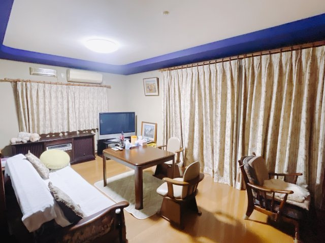 【中古戸建】高崎市中尾町の居間・リビング|■リビング｜落ち着きのある表情を見せるリビングダイニング。太陽の光がたっぷり差し込むリビングは、自然とご家族が集まる居心地の良い空間です。