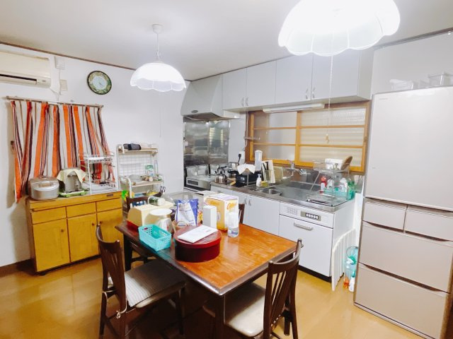 【中古戸建】高崎市中尾町のキッチン|■キッチンできたてのお料理も温かいうちにサッと出せるキッチン！お子様と並んで立っても余裕のある広さです