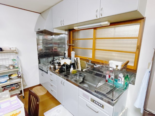 【中古戸建】高崎市中尾町のキッチン|■キッチン｜ワークトップの幅が広く、お子様といっしょにお料理をつくったり、ちょっとしたパーティーも楽しめます♪