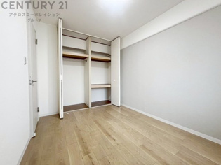 創造性や成長を促す遊びの空間を提供。学習や趣味に集中できる環境を整えます。個別のプライベートスペースは自己表現と自立心を育み、心地よい睡眠環境を整えリラックスできる場所を提供。