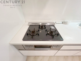 多数の調理器具を同時に使用でき、料理の効率化が可能。省エネで節約になり、様々な料理スタイルに適応できます。また、火力調整が独立しており、手入れや掃除もしやすく、今よりもっとお料理が楽しくなるかも。