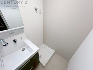 洗濯物の仕分け作業がしやすく、整理整頓が容易になります。洗濯音や湿気を他の部屋に持ち込まず、生活環境を快適に保ちます。上部を活用すれば収納スペースを確保でき洗剤や洗濯用品の整理もしやすくなります。