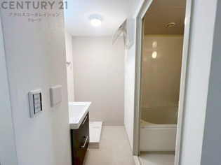 衣服の収納や脱ぎ着や整理整頓がしやすく、湿った衣類を乾燥させるスペースがありカビや臭いの発生を防ぎます。床の汚れを他の部屋に持ち込まず清潔を保つことができます。また快適な入浴環境の整備にも役立ちます。