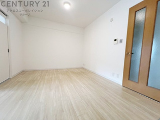 キッチン前のダイニングスペース。ダイニングセットを置いても十分な広さを確保。