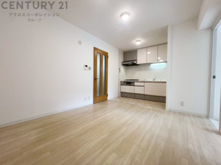 キッチン前のダイニングスペース。ダイニングセットを置いても十分な広さを確保。