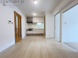 キッチン前のダイニングスペース。ダイニングセットを置いても十分な広さを確保。