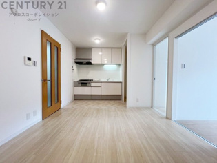 キッチン前のダイニングスペース。ダイニングセットを置いても十分な広さを確保。