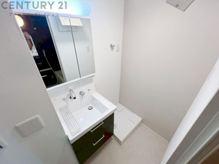 化粧品や洗顔料、歯ブラシなどの必需品をまとめて置ける収納スペースがあり、使用するたびに取り出す手間が省けます。また、水回りのため、濡れても大丈夫な素材が使用されており、お手入れが簡単です。