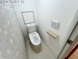 温水洗浄便座付トイレは温水洗浄機能により、暖かい水でおしりを洗浄することができ、冷たい水を使う従来の便座に比べ、温水洗浄機能で暖かいトイレを提供し、快適な使用を可能にします。