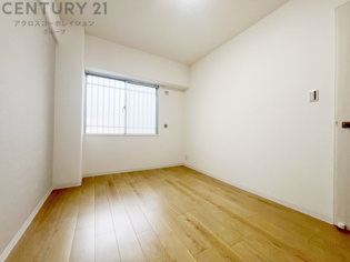 明るい色合いのフローリングとクロスを使用した洋室は家具やインテリアとも調和しやすく空間が広く感じられ開放感を生み出します。自然光を効果的に反射し、室内を明るく保つため、日中の照明使用を抑えられます。