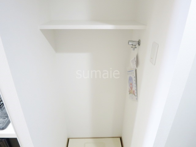 グロウワード東京Ｎｏｒｔｈアリビエの設備|室内洗濯機置場です☆上部に棚があって使いやすいですね♪