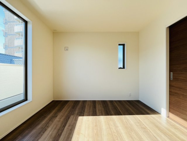 半田市北二ツ坂町2丁目11番4、11番5の洋室