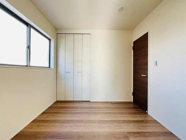 半田市北二ツ坂町2丁目11番4、11番5の洋室