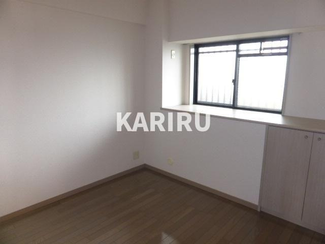 ロイヤル鶴見の居間・リビング