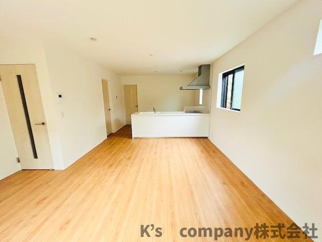 ◎藤沢市鵠沼海岸3丁目　新築戸建の居間・リビング|南向きリビングでゆとりの広さ17帖以上で陽当たり良好です◇