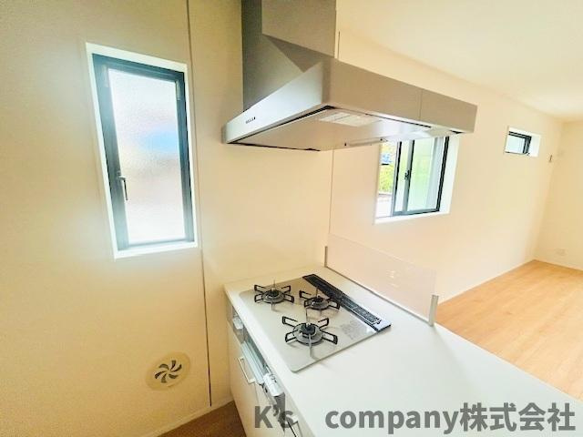 ◎藤沢市鵠沼海岸3丁目　新築戸建のキッチン|三口ガスコンロでお料理の幅が広がります◇