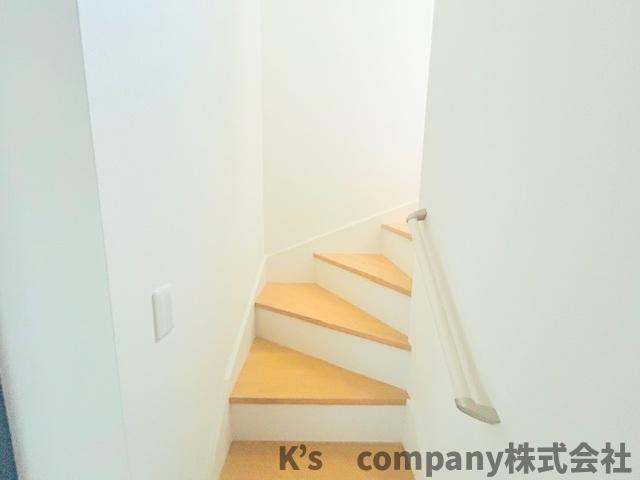 ◎藤沢市鵠沼海岸3丁目　新築戸建の内装|手すり付きの階段☆