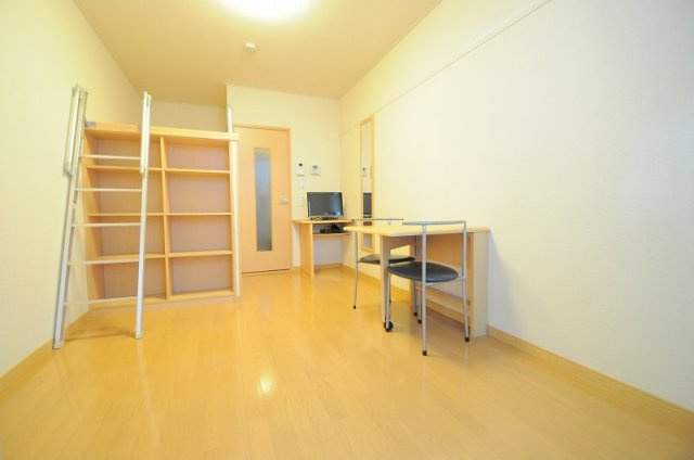 レオパレス加島駅ダイレクトⅡの寝室|広くて明るい寝室