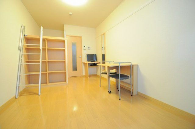 レオパレスプレステージ三津屋Ⅱの寝室|開放的な寝室です