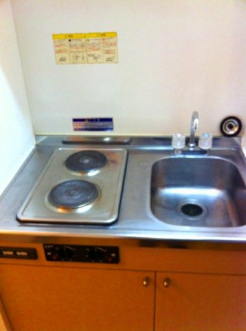 レオパレスツインズ加島弐番館のキッチン|コンパクトなキッチンで掃除もラクラク