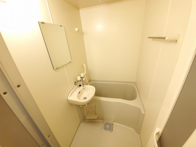 レオパレスツインズ加島壱番館の浴室|コンパクトで使いやすいお風呂です