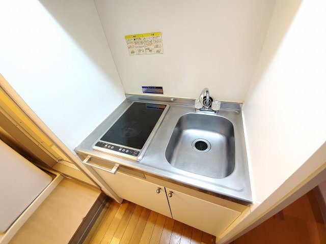 レオパレスツインズ加島壱番館のキッチン|コンパクトなキッチンで掃除もラクラク