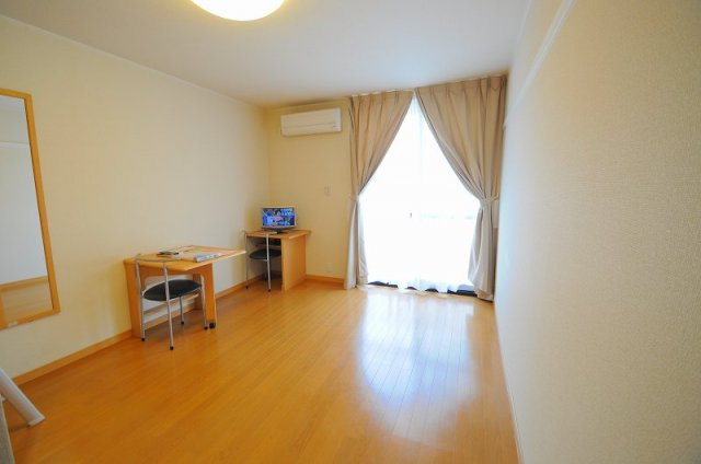 レオパレス加島サザンフェイスの居間・リビング|使いやすいリビングです