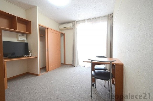 レオパレスベルローズの寝室|広くて明るい寝室