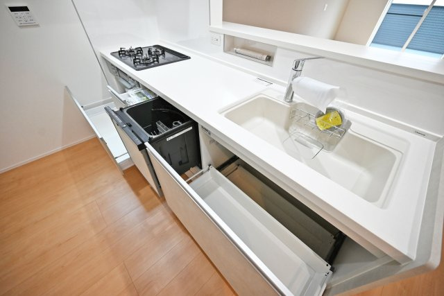 尼崎市大島1丁目新築戸建│南向き5LDK+駐車1台可のキッチン|ワークトップは十分な広さがあるW2550タイプ。調理台下いっぱいに収納を設け、包丁のホルダーや調味料専用の引き出しも備えています。本分譲地は食洗機が標準装備されています。