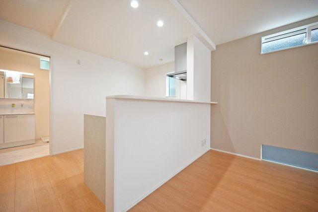 尼崎市大島1丁目新築戸建│南向き5LDK+駐車1台可のキッチン|キッチンは対面式ながらカウンタータイプの為手元を隠しながら調理とコミュニケーションの両立が可能。実用性と意匠性を兼ね備えたLDKに仕上がりました。