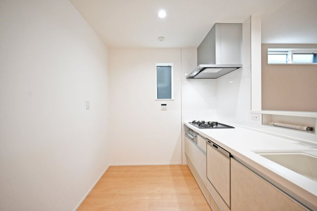 尼崎市大島1丁目新築戸建│南向き5LDK+駐車1台可のキッチン|キッチン後ろのスペースも広く、ご入居後に設置するカップボードの幅も広がります。特にLDKが広い住宅の場合はカップボードなどのメインインテリアを大きくするとバランスが良くなります。