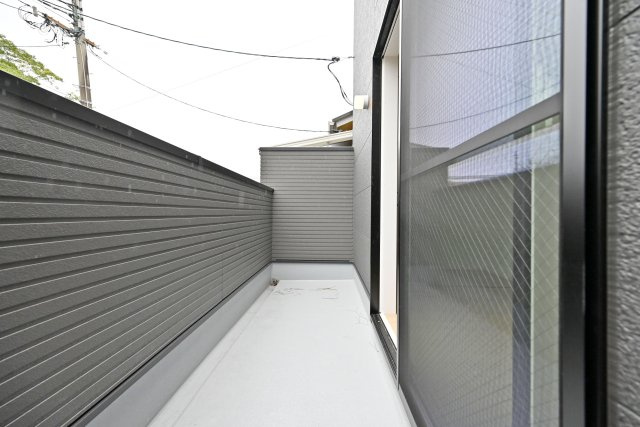 尼崎市大島1丁目新築戸建│南向き5LDK+駐車1台可のバルコニー|2階LDKに面したバルコニーです。標準で物干し金具が設置されています。