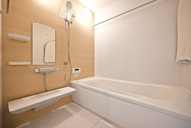 尼崎市大島1丁目新築戸建│南向き5LDK+駐車1台可の浴室|2階浴室に入ってすぐの内観です。1616サイズのユニットで、浴室暖房乾燥機と小窓付きの2ライト仕様となっております。