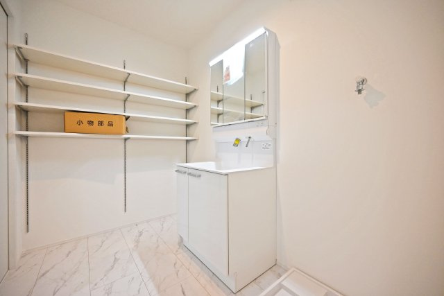 尼崎市大島1丁目新築戸建│南向き5LDK+駐車1台可の洗面所|2階洗面台は3面鏡裏収納付きのドレッサーを採用しています。可動棚収納が収納が設けられているので、洗濯用品やタオル等幅広く収納して頂けます。