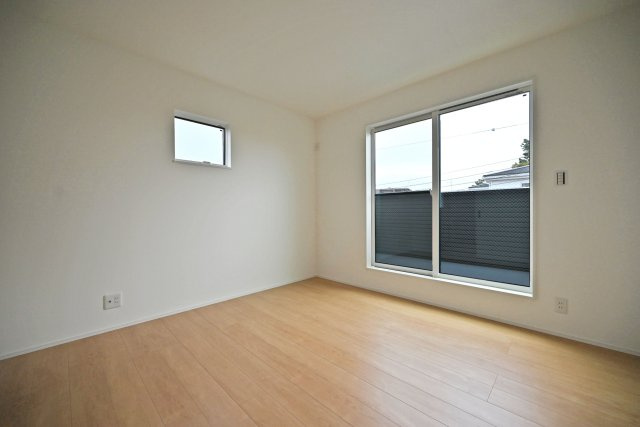 尼崎市大島1丁目新築戸建│南向き5LDK+駐車1台可の洋室|3階主寝室想定の洋室です。
各居室収納付きで採光も十分に考えた設計をしています。