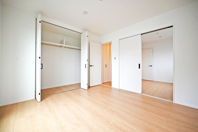 尼崎市大島1丁目新築戸建│南向き5LDK+駐車1台可の洋室|-主寝室(3F)-
収納庫内には枕棚とハンガーレールを配置しています。 限られた収納スペースでもすっきりと片付けることが出来ます。