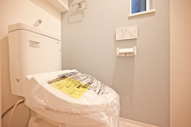 尼崎市大島1丁目新築戸建│南向き5LDK+駐車1台可のトイレ|1階トイレの内観写真です。
1・2階に1か所ずつウォッシュトイレを導入しています。