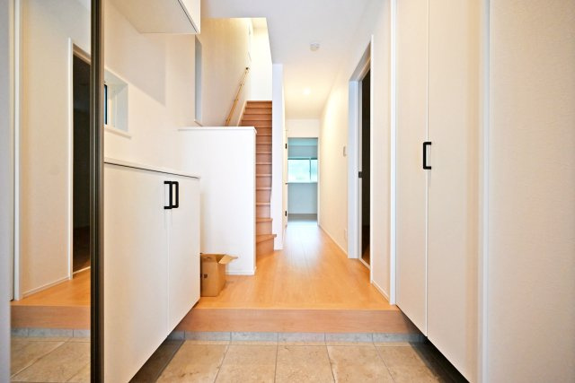 尼崎市大島1丁目新築戸建│南向き5LDK+駐車1台可の玄関|1階玄関入ってすぐの内観写真です。 上部まで収納があるシューズBOX付き。 毎日使う玄関回りも常に片付いた状態を維持できそうです。右側にはシューズクロークをご用意致しました！