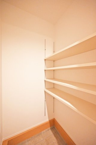 尼崎市大島1丁目新築戸建│南向き5LDK+駐車1台可の玄関|1階玄関に入ってすぐ右側にあるシューズクロークです。土間続きのため汚れた長物も宅内に保管可能です。