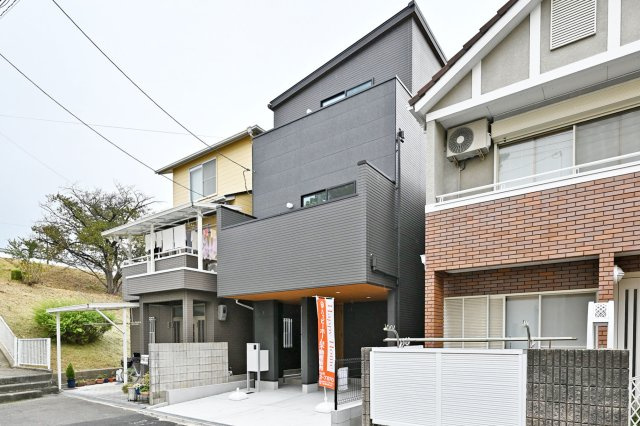 尼崎市大島1丁目新築戸建│南向き5LDK+駐車1台可の外観|斬新なスタイリッシュモダンデザインと快適な居住スペースを追求した1邸です。
皆様からのご連絡心よりお待ちしております。