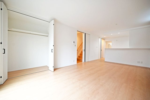 尼崎市大島1丁目新築戸建│南向き5LDK+駐車1台可の居間・リビング|2階LDKをテレビボード側から撮影した内観写真です。インテリアに大きなサイズを選択しても動線を邪魔しない広々とした団らん空間です。リビング収納はパントリー兼リビング収納として活躍します。