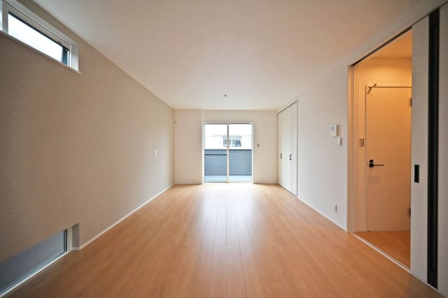 尼崎市大島1丁目新築戸建│南向き5LDK+駐車1台可の居間・リビング|2階LDKキッチン側から正面に撮影した内観写真です。 アクセントクロスや横スリット窓を配置する等、LDKに一工夫加えられています。