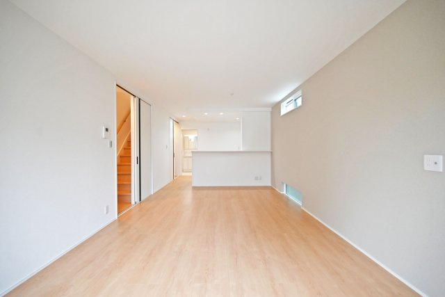 尼崎市大島1丁目新築戸建│南向き5LDK+駐車1台可の居間・リビング|2階LDKをリビング側から正面に撮影した内観写真です。ダイニング側には横スリット窓を採用しており、インテリアが映える広々としたリビングは17.5帖の広さが確保されています。