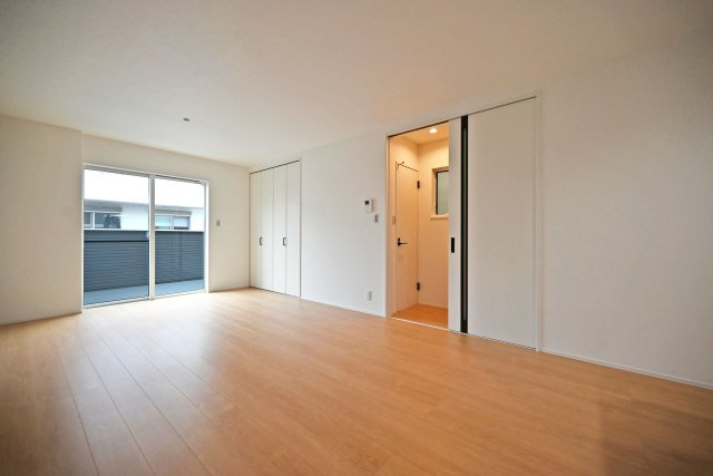 尼崎市大島1丁目新築戸建│南向き5LDK+駐車1台可の居間・リビング|2階LDKは約17.5帖でゆとりある広さです。 インテリア配置に困らない間取り設計に加え、お子様のいる世帯に必要な部屋数を備えた物件です。