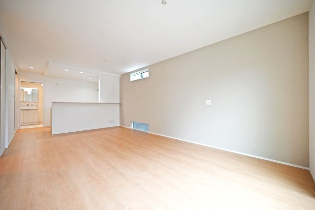 尼崎市大島1丁目新築戸建│南向き5LDK+駐車1台可の居間・リビング|ダイニングテーブルやソファーを設置しても十分な広さとなっております！アクセントクロスが採用されたLDKはとても華やかな空間となっております。