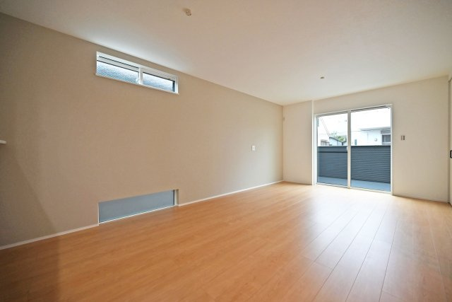 尼崎市大島1丁目新築戸建│南向き5LDK+駐車1台可の居間・リビング|2階LDK入ってすぐの内観写真です。ナチュラルテイストな内装はどんな家具も合わせやすく、お好みのインテリアコーディネートをお楽しみいただけます。