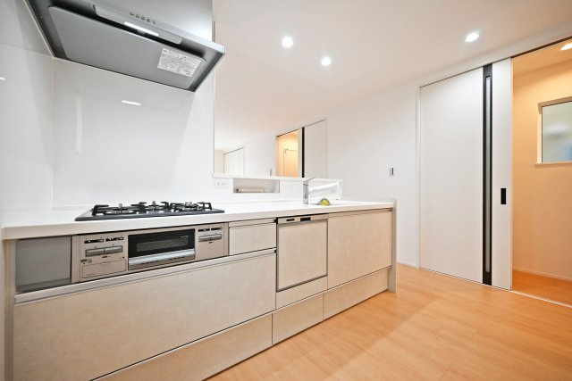 尼崎市大島1丁目新築戸建│南向き5LDK+駐車1台可のキッチン|2階キッチン奥側から撮影した内観写真です。浄水器一体型水栓、食器洗い乾燥機などの充実した設備内容です。