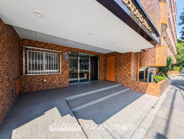 ライオンズマンション多摩センターのエントランス|【Entrance】
◆エントランス◆管理の行き届いた綺麗なエントランスは、扉を開けると温もりと幸せと楽しさいっぱいの我が家に帰ってきたんだなと落ち着く瞬間。